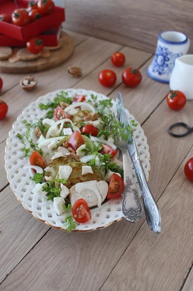 Салат с цукини, курицей и помидорами черри — стоковое фото