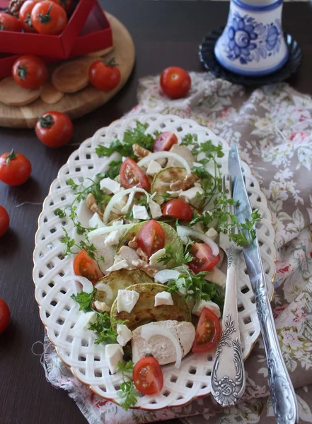 Салат с цукини, курицей и помидорами черри — стоковое фото