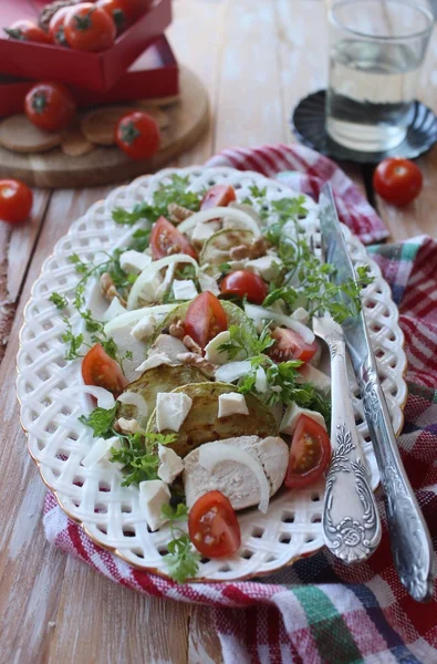 Salad with zucchini, chicken and cherry tomatoes — Stock Photo, Image