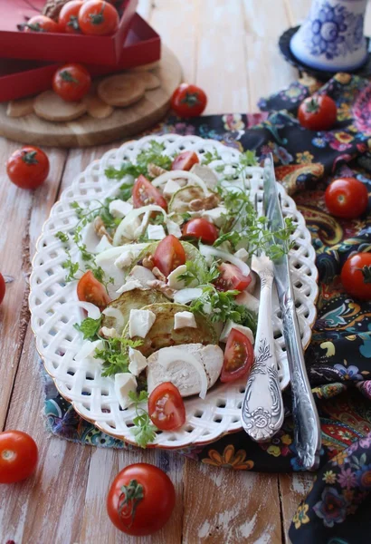 Салат с цукини, курицей и помидорами черри — стоковое фото