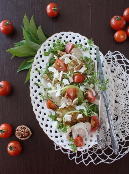 Салат с цукини, курицей и помидорами черри — стоковое фото