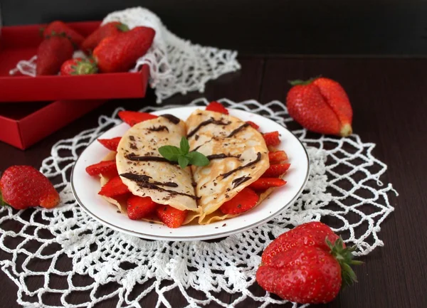 Proteína Panqueques con fresas para el desayuno en el plato — Foto de Stock