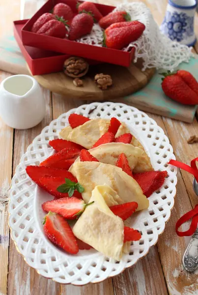 Proteína Panqueques con fresas para el desayuno en el plato — Foto de Stock