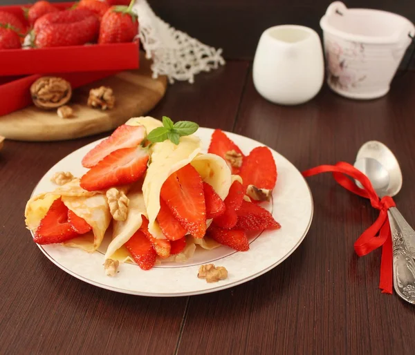 Proteína Panqueques con fresas para el desayuno en el plato — Foto de Stock