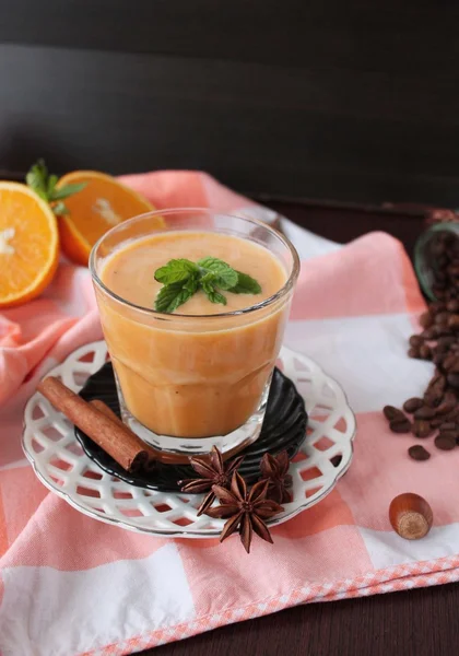 Portakal suyu ile kabak güler yüzlü — Stok fotoğraf