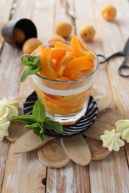 Yaz tatlı kayısı ve yoğurt ile 