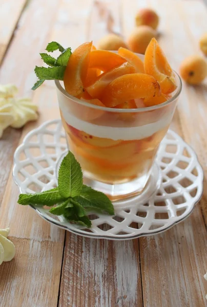 Летний десерт с абрикосами и йогуртом — стоковое фото