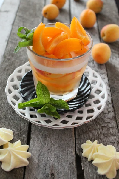 Summer dessert with apricots and yoghurt — Stock Photo, Image