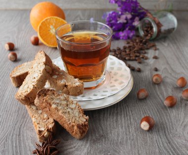 Bir fincan çay ile İtalyan Bisküvi Kurabiye