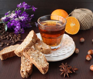 Bir fincan çay ile İtalyan Bisküvi Kurabiye