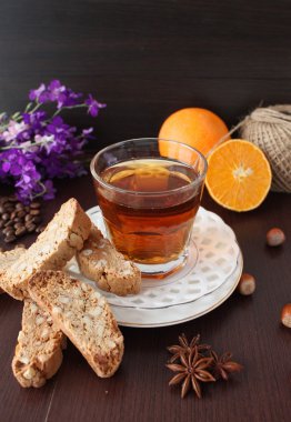 Bir fincan çay ile İtalyan Bisküvi Kurabiye