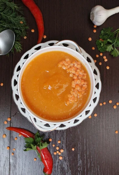 Чечевичный суп с баклажанами — стоковое фото