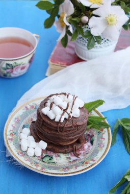 Çikolata marshmallow ile Kahvaltıda krep.