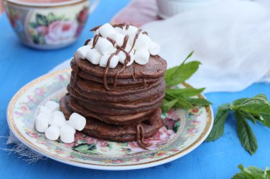 Çikolata marshmallow ile Kahvaltıda krep.