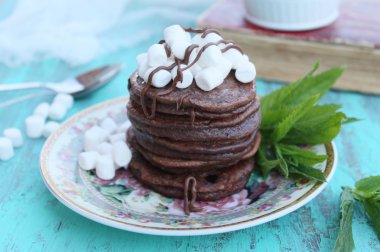 Çikolata marshmallow ile Kahvaltıda krep.