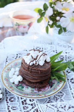 Çikolata marshmallow ile Kahvaltıda krep.