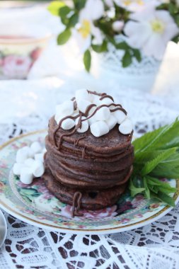 Çikolata marshmallow ile Kahvaltıda krep.