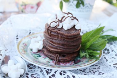 Çikolata marshmallow ile Kahvaltıda krep.