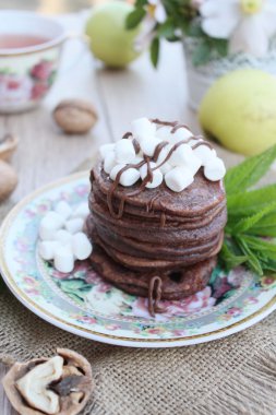 Çikolata marshmallow ile Kahvaltıda krep.