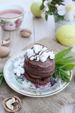 Çikolata marshmallow ile Kahvaltıda krep.