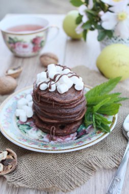 Çikolata marshmallow ile Kahvaltıda krep.