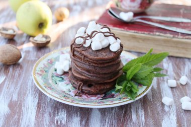 Çikolata marshmallow ile Kahvaltıda krep.