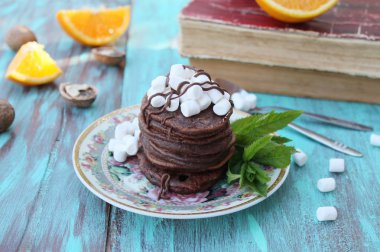 Çikolata marshmallow ile Kahvaltıda krep.