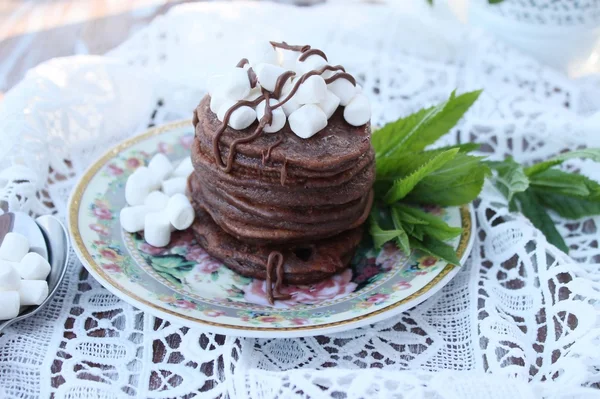 朝食はマシュマロとチョコレートのパンケーキ — ストック写真