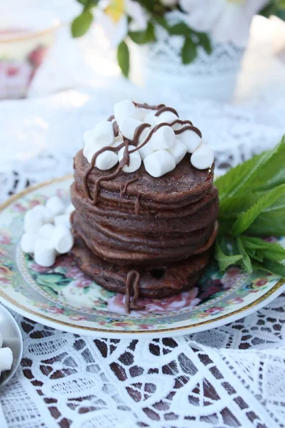 Schokoladenpfannkuchen mit Marshmallows zum Frühstück — Stockfoto