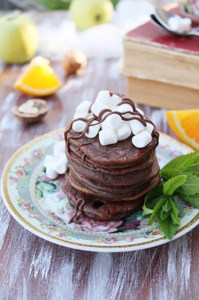 Choklad pannkakor med marshmallows på frukost — Stockfoto