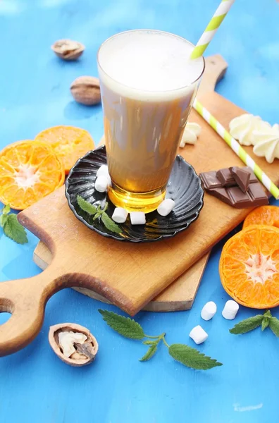 Turuncu-fındık lezzet ile buzlu kahve — Stok fotoğraf