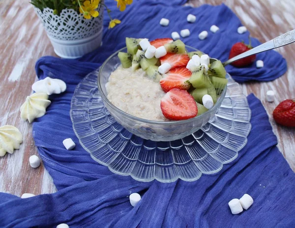 Gachas de avena con fresas y kiwi. Estilo rústico — Foto de Stock