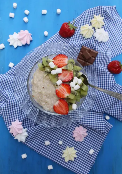 Gachas de avena con fresas y kiwi. Estilo rústico — Foto de Stock