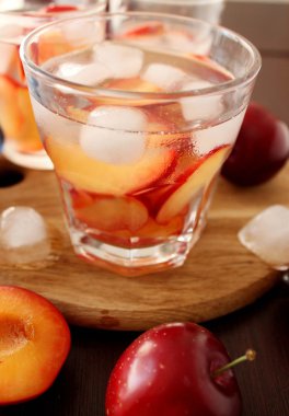 Slivovitz (Erik brendi) buz ve taze Erik 