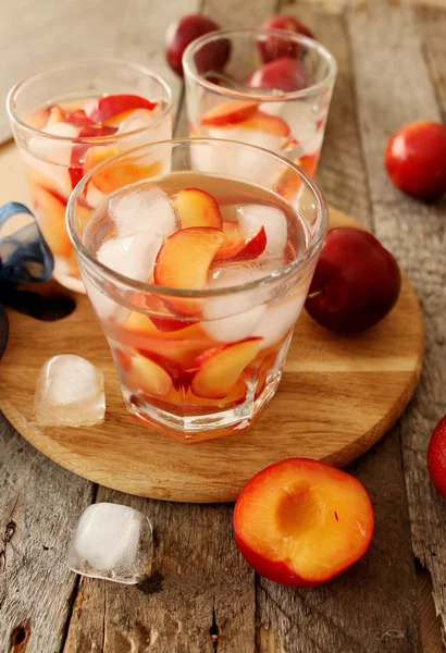 Slivovitz (brandy de ciruela) con hielo y ciruelas frescas —  Fotos de Stock