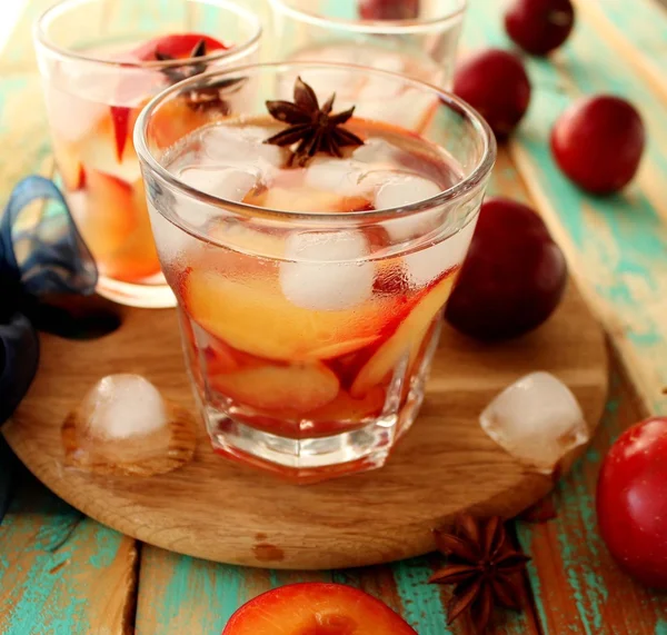 Slivovitz (brandy de ciruela) con hielo y ciruelas frescas —  Fotos de Stock