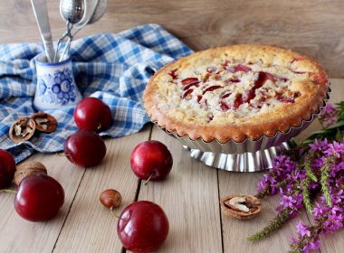 Erik ve krem dolgu ile ev yapımı kek