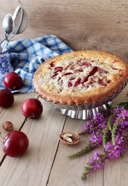 Erik ve krem dolgu ile ev yapımı kek