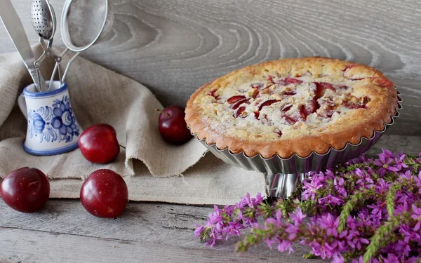 Pastel casero con ciruelas y relleno de crema — Foto de Stock