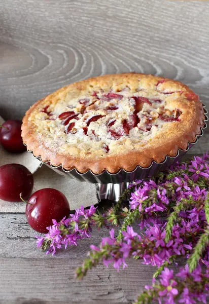 Pastel casero con ciruelas y relleno de crema — Foto de Stock