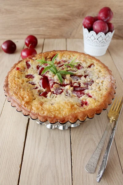 Pastel casero con ciruelas y relleno de crema — Foto de Stock