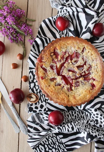 Pastel casero con ciruelas y relleno de crema — Foto de Stock