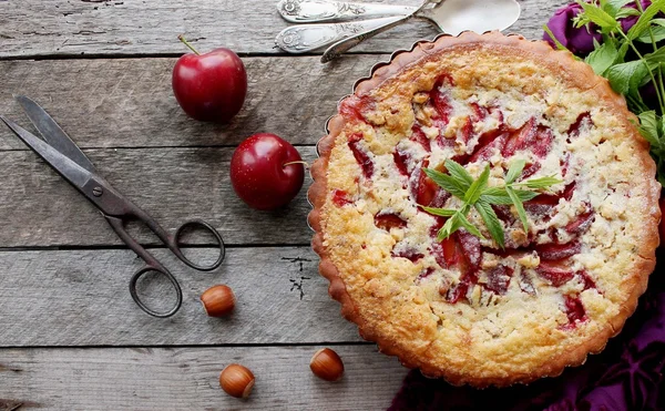 Pastel casero con ciruelas y relleno de crema — Foto de Stock