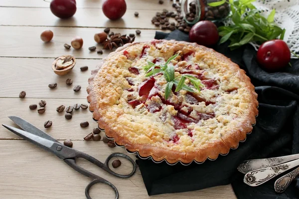 Pastel casero con ciruelas y relleno de crema — Foto de Stock