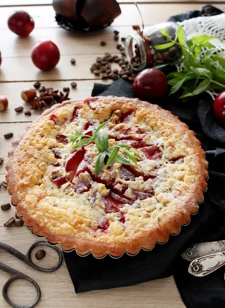 Pastel casero con ciruelas y relleno de crema — Foto de Stock