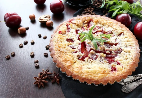 Pastel casero con ciruelas y relleno de crema — Foto de Stock