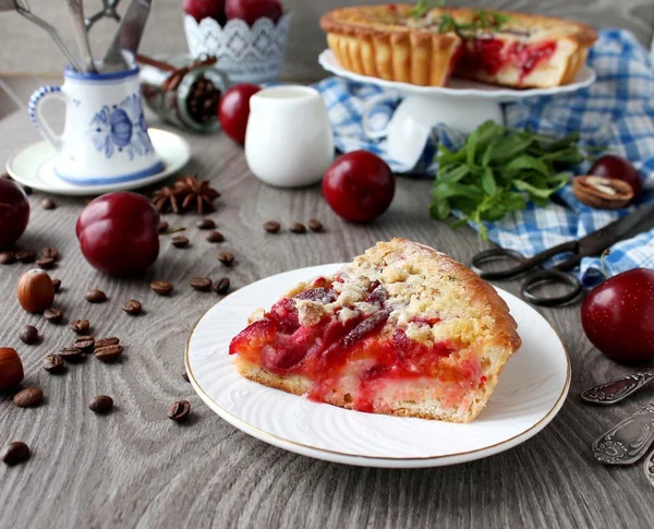 Zelfgemaakte taart met pruimen en crème vulling — Stockfoto