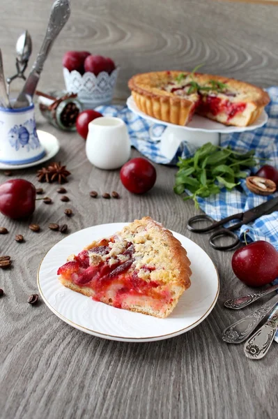 Pastel casero con ciruelas y relleno de crema — Foto de Stock