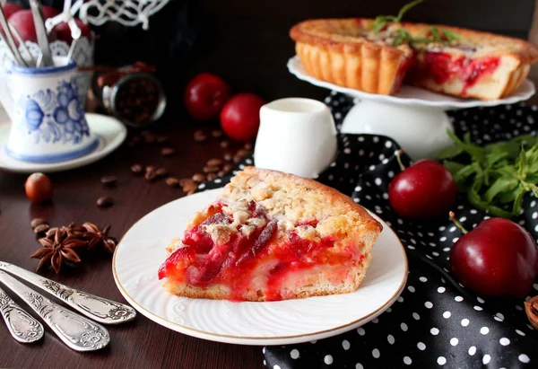 Pastel casero con ciruelas y relleno de crema — Foto de Stock