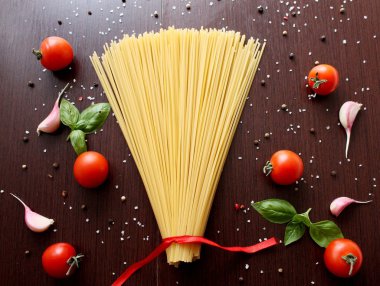 Domates, siyah makarna, otlar, baharatlar ile makarna yemek pişirmek için malzemeler.